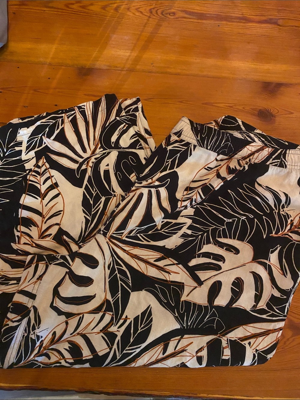 Women's Black & Cream Tropical Print Wide-Leg cropped Pants